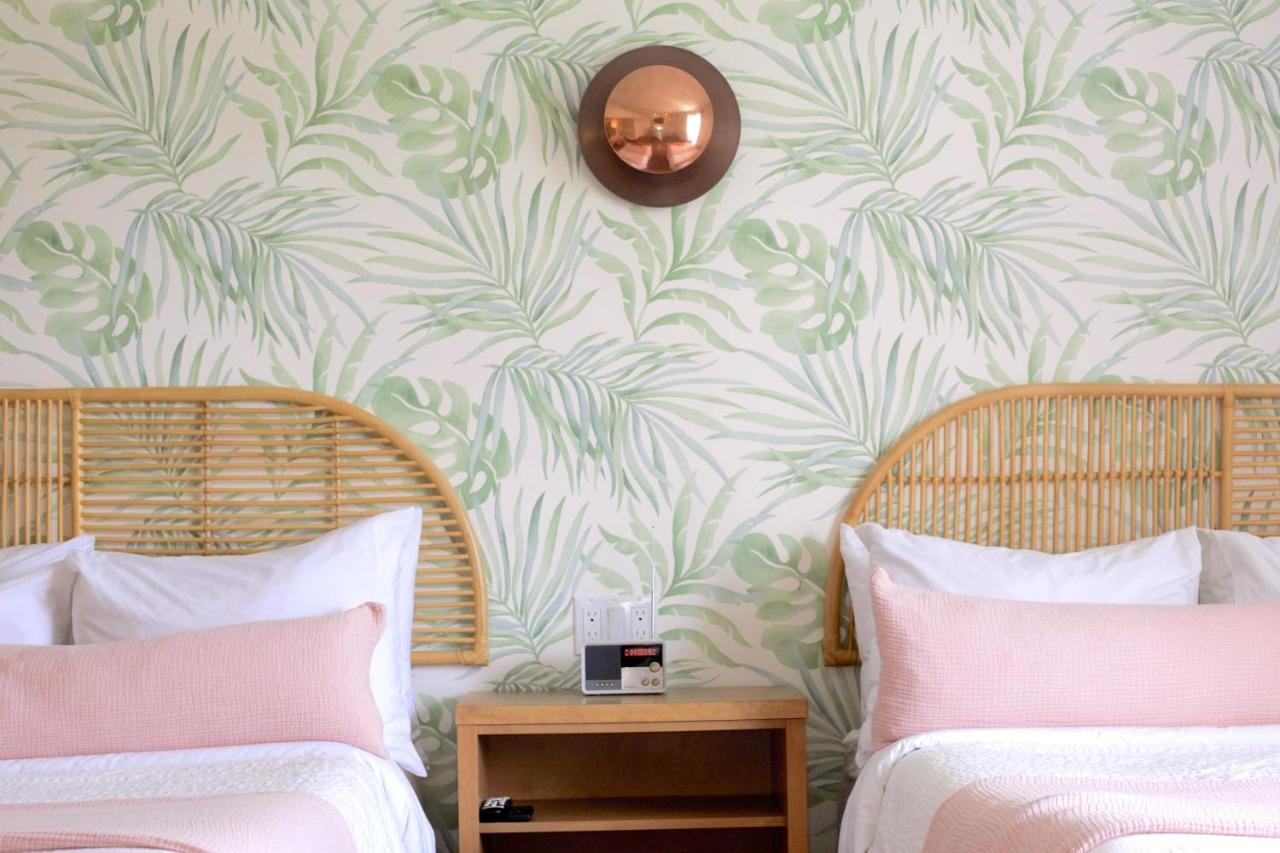 The June Motel, Prince Edward County Пиктон Экстерьер фото