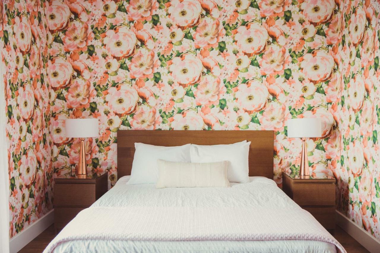 The June Motel, Prince Edward County Пиктон Экстерьер фото