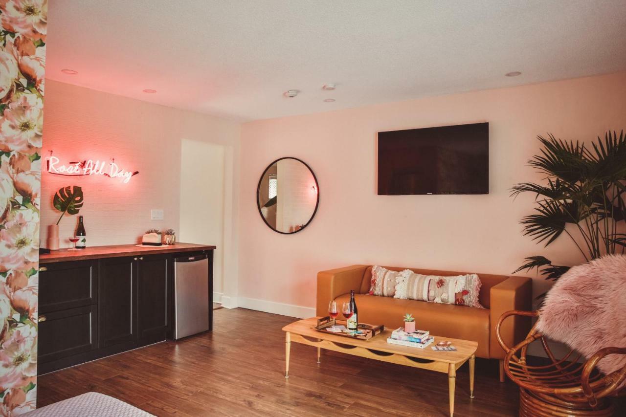 The June Motel, Prince Edward County Пиктон Экстерьер фото